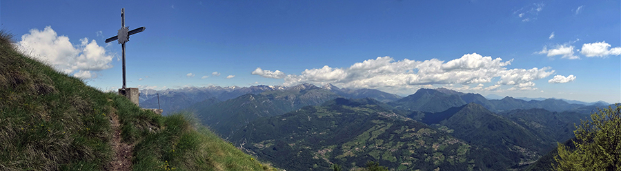 Vista panoramica dalla croce del Pizzo Grande 